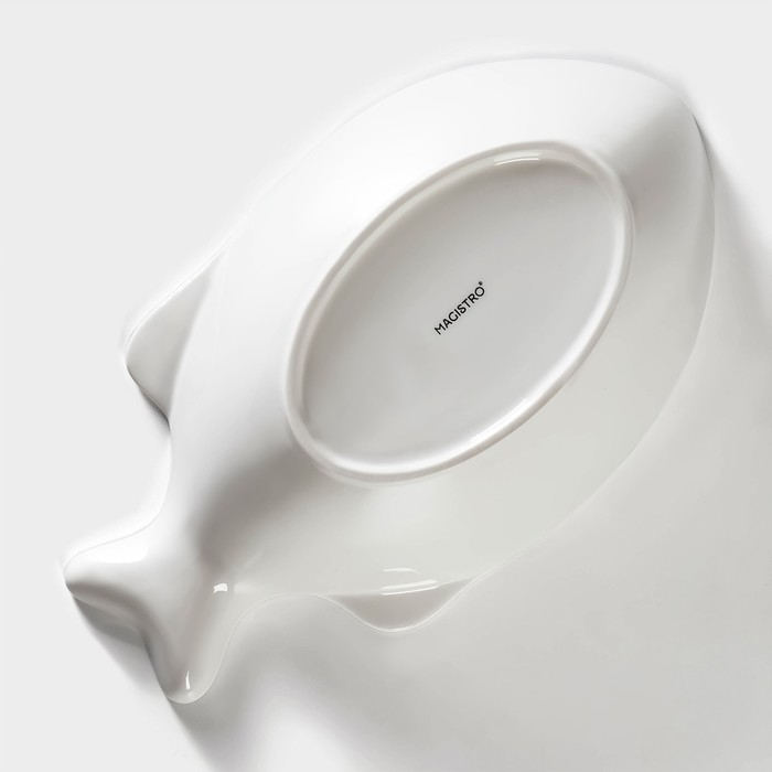 Салатник фарфоровый Magistro «Рыбка», 2 л, 31×17×10,5 см, цвет белый