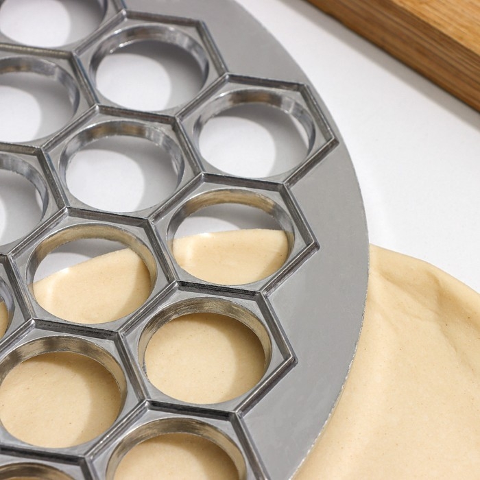 Форма для лепки пельменей Доляна, d=25 см, 37 ячеек Форма для лепки пельменей Доляна, d=25 см, 37 ячеек