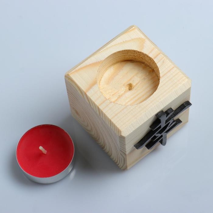 Свеча в деревянном подсвечнике  Свеча в деревянном подсвечнике "Куб, Иероглифы. Удача", 6х6х6 см, аромат вишни