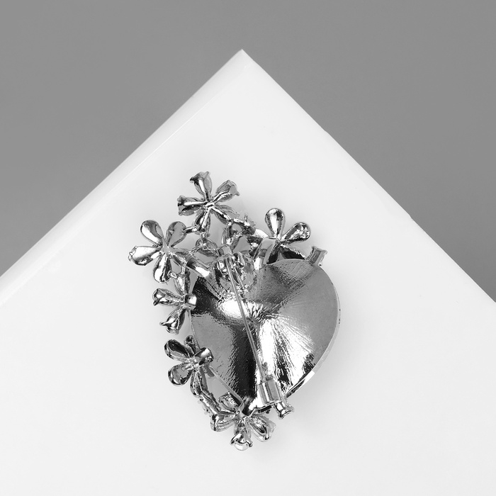Брошь Брошь "Сердце" в цветах, цвет бело-синий в серебре