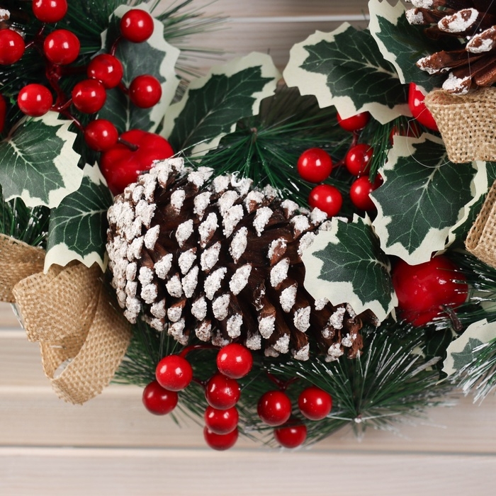 Венок новогодний d-40 см  Венок новогодний d-40 см "Лесной фестиваль" листочки ягоды шишки