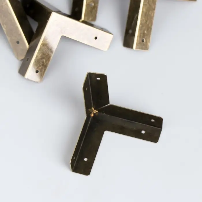 Уголок (накладка) для шкатулок металл набор 10 шт 3х3х3 см Уголок (накладка) для шкатулок металл набор 10 шт 3х3х3 см