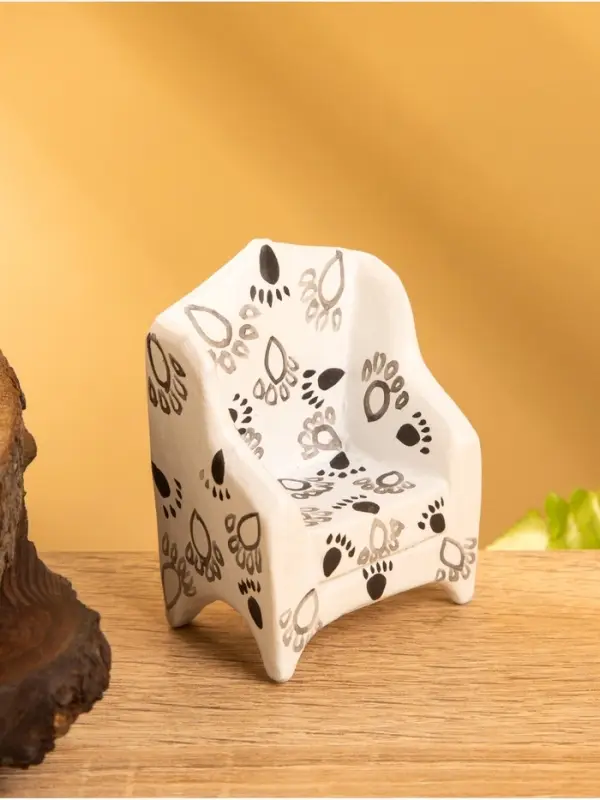 Мебель для кукол &laquo;Кресло со следами&raquo;, 5&times;3&times;7.5 см, дерево, чёрно-белая