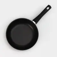 Сковорода KUKMARA &laquo;Традиция&raquo;, d=24 см, h=6 см, стеклянная крышка, съёмная ручка, антипригарное покрытие, литой алюминий, чёрная