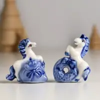 Сувенир керамика "Лошадка с подарком" бело-синий МИКС 4,1х2,6х4 см Сувенир керамика "Лошадка с подарком" бело-синий МИКС 4,1х2,6х4 см