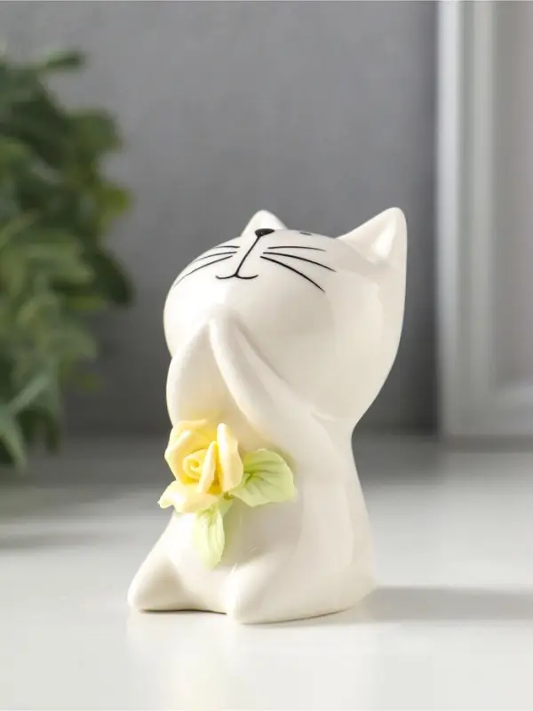 Сувенир керамика "Белый котёнок с желтым цветочком" 5,2х5х7,6 см