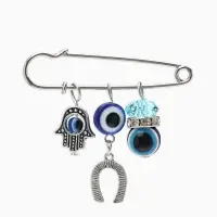 Булавка-оберег 3 подвески &laquo;Рука Хамса&raquo; с подковой, 5 см, синяя в серебре