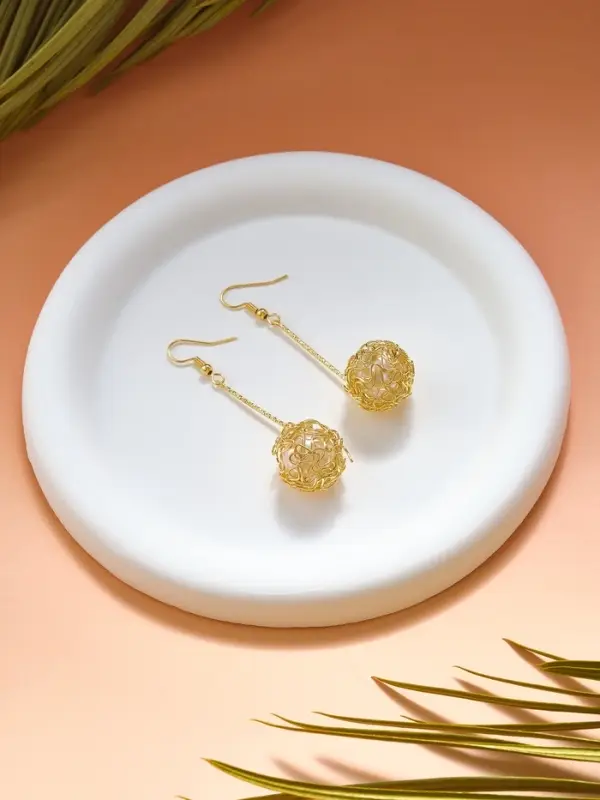 Серьги висячие &laquo;Шар плетёный&raquo;, белые в золоте, 6.5 см
