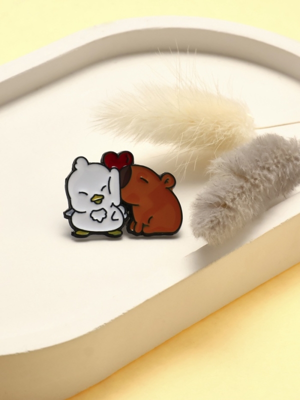 Значок «Капибара» с утёнком, оранжево-белый в чёрном металле Значок «Капибара» с утёнком, оранжево-белый в чёрном металле