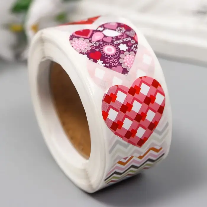 Наклейка бумага "Разные сердечки" d=2,5 см 500 шт в рулоне 3х6,5х6,5 см