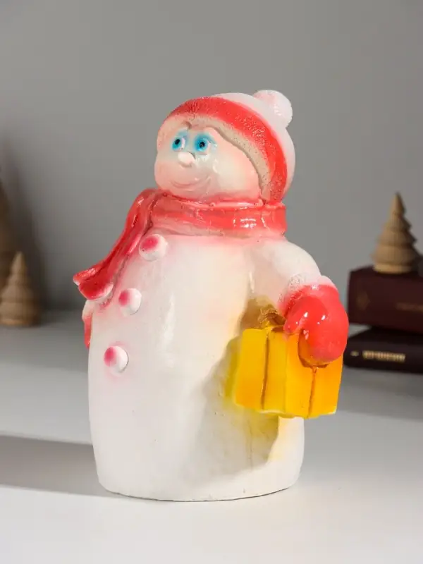 Фигура Фигура "Снеговик с подарком" 19 см, красный