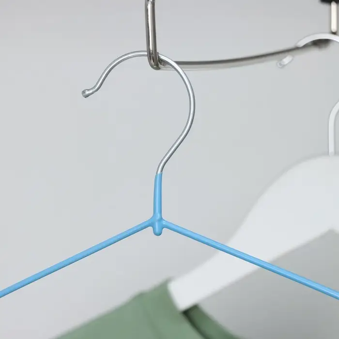 Плечики - вешалка для одежды, 40×20×0,3 см, голубые Плечики - вешалка для одежды, 40×20×0,3 см, голубые