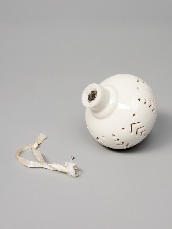 Елочный шар Елочный шар "Орнамент" 10.7х8.5х8.5, 1 LED, LR44x3(в компл.), Т/БЕЛЫЙ