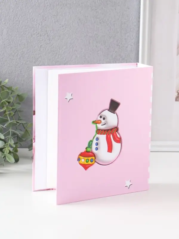 Фотоальбом на 40 фото 13х18 см Фотоальбом на 40 фото 13х18 см "Снеговик и олень у ёлки" в коробке тисн.золото 5х18х20,8 см 108762