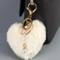 Пушистик на кольце "Сердце с жемчужной подвеской" белый 13х9 см