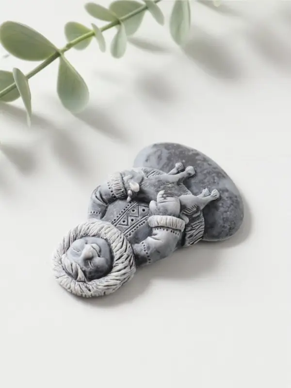 Магнит "Девочка с олененком" (барельеф) , 7,5см