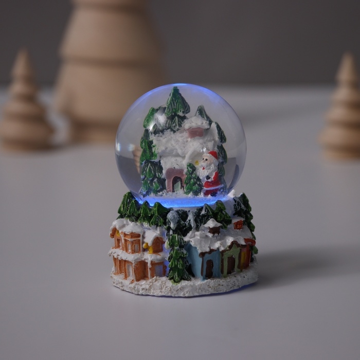 Сувенир полистоун водяной шар свет Сувенир полистоун водяной шар свет "Дед Мороз и заснеженный домик" МИКС 5х5х7,2 см