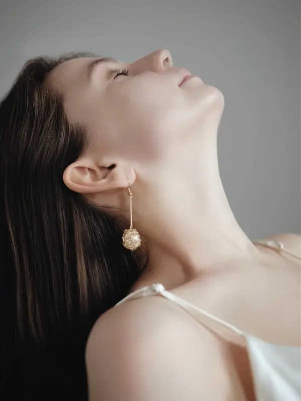 Серьги висячие &laquo;Шар плетёный&raquo;, белые в золоте, 6.5 см