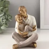 Фигурка полистоун &laquo;Папа держит сына на руках&raquo;, 10&times;8&times;12 см