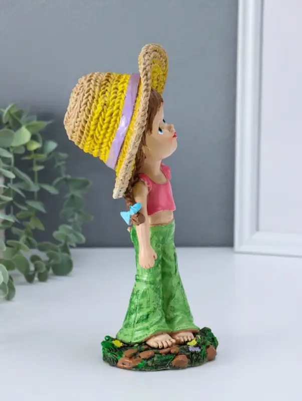 Сувенир полистоун "Малышка в большой соломенной шляпе" 8,5х11,5х24 см