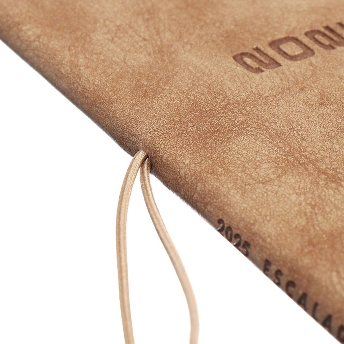 Еженедельник датир 2025г 175х95мм мягк обл иск кож 64л ESCALADA, бл тис, бл 70 г/м²,бежевый Еженедельник датир 2025г 175х95мм мягк обл иск кож 64л ESCALADA, бл тис, бл 70 г/м²,бежевый