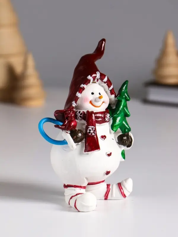 Сувенир полистоун  Сувенир полистоун "Снеговик в красном колпаке, с ёлкой/подарком" МИКС 5,5х4,5х10,5 см