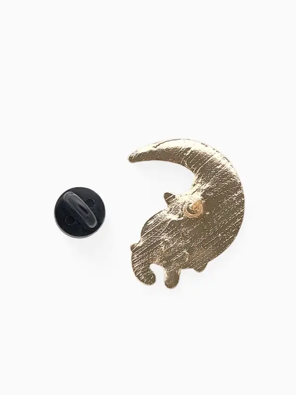 Значок &laquo;Кот&raquo;, на Луне, чёрно-белый в золоте