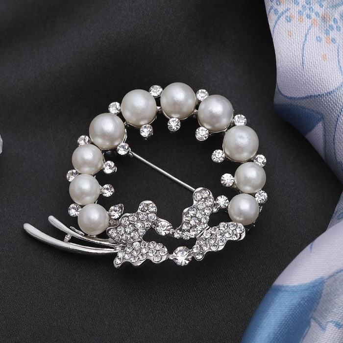 Брошь &laquo;Бабочки в жемчужном венке&raquo;, цвет белый в серебре