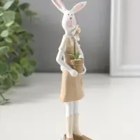 Сувенир полистоун "Зайка в бежевом сарафане с цветком в горшке" 19 см