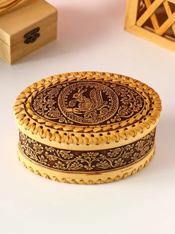 Шкатулка овальная  Шкатулка овальная "Маленькая Белочка", 14х9х6см, береста