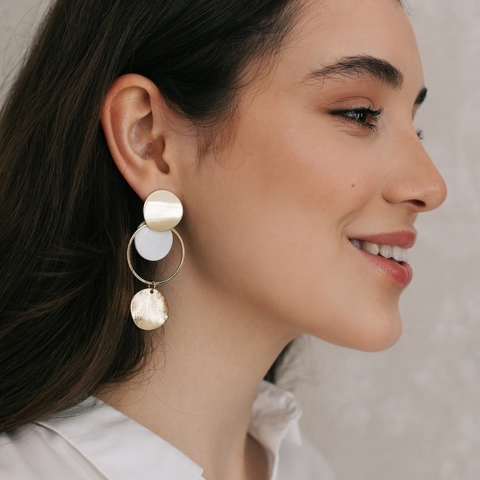Серьги с перламутром «Сиа» мятые диски, цвет белый в золоте Серьги с перламутром «Сиа» мятые диски, цвет белый в золоте