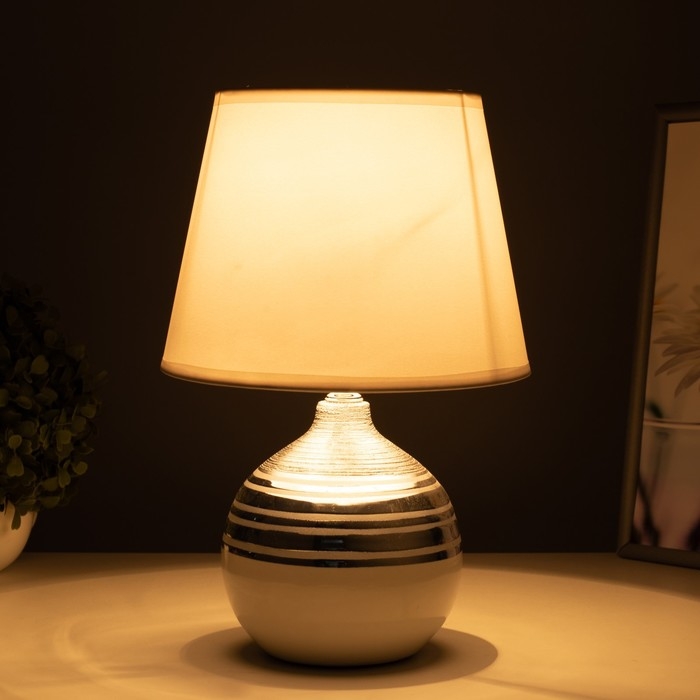 Настольная лампа Элегия Е14 40Вт бело-серебристый 20х20х31 см RISALUX Настольная лампа Элегия Е14 40Вт бело-серебристый 20х20х31 см RISALUX