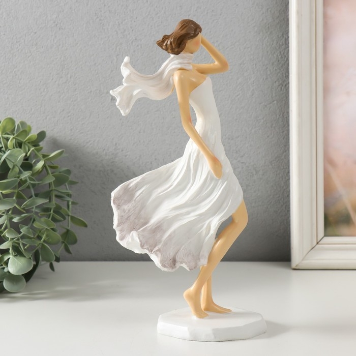 Сувенир полистоун "Девушка с шарфом. Ветер" 12,5х7х25,5 см