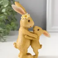 Сувенир полистоун "Мама зайка в цветочном венке обнимает малыша" 15 см