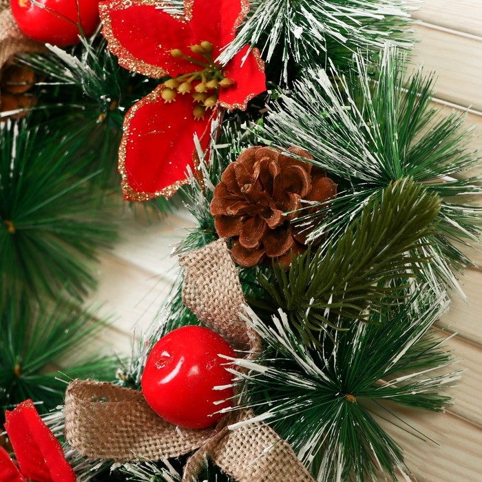 Венок новогодний d- 26 см  Венок новогодний d- 26 см "Уютная сказка" алые цветы шишки