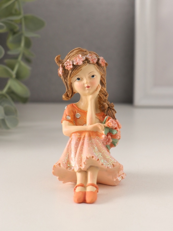 Сувенир полистоун Сувенир полистоун "Девочка с пышной косой, с букетиком" персиковый 7х4,5х8,5 см