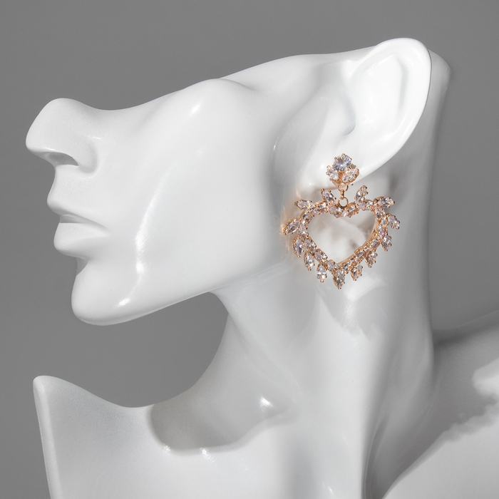 Серьги со стразами «Сердце» контур в листьях, цвет белый в золоте Серьги со стразами «Сердце» контур в листьях, цвет белый в золоте