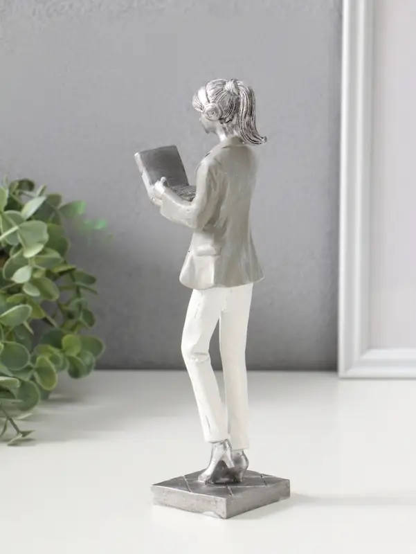 Сувенир полистоун "Девушка в бело-сером костюме с компьютером в наушниках" 24 см