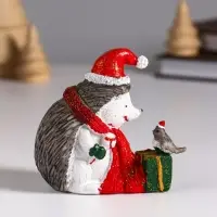 Фигурка полистоун &laquo;Ёжик в красном колпак и шарфе, с подарком и птичкой&raquo;, 8.5&times;5&times;9.5 см
