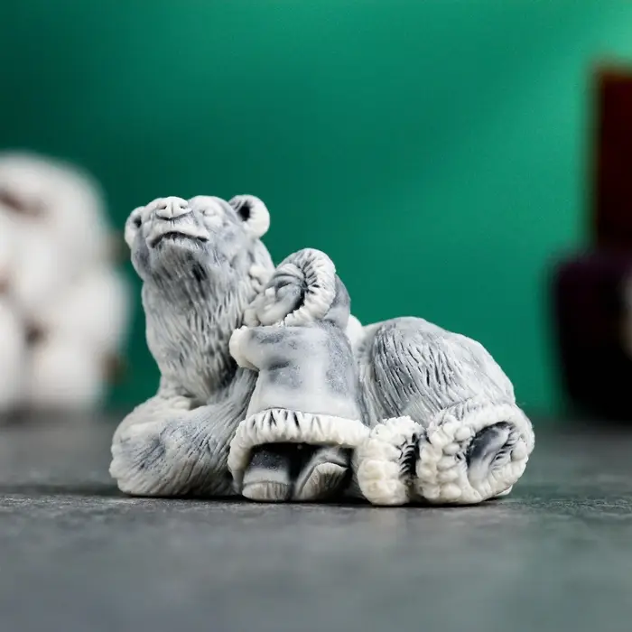 Фигурка &laquo;Девочка с медведем&raquo;, 4 см