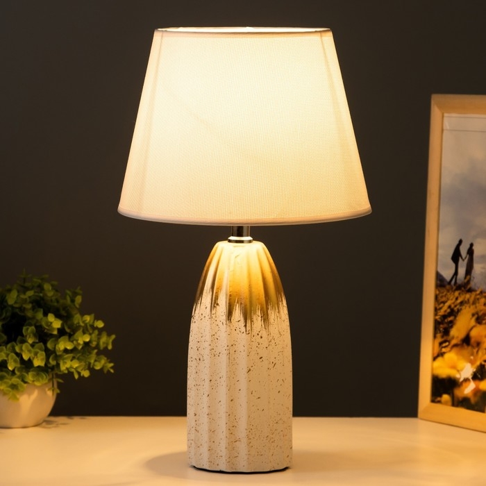 Настольная лампа Настольная лампа "Конкомбр" 1хE14 белый 22,5х22,5х39 см RISALUX