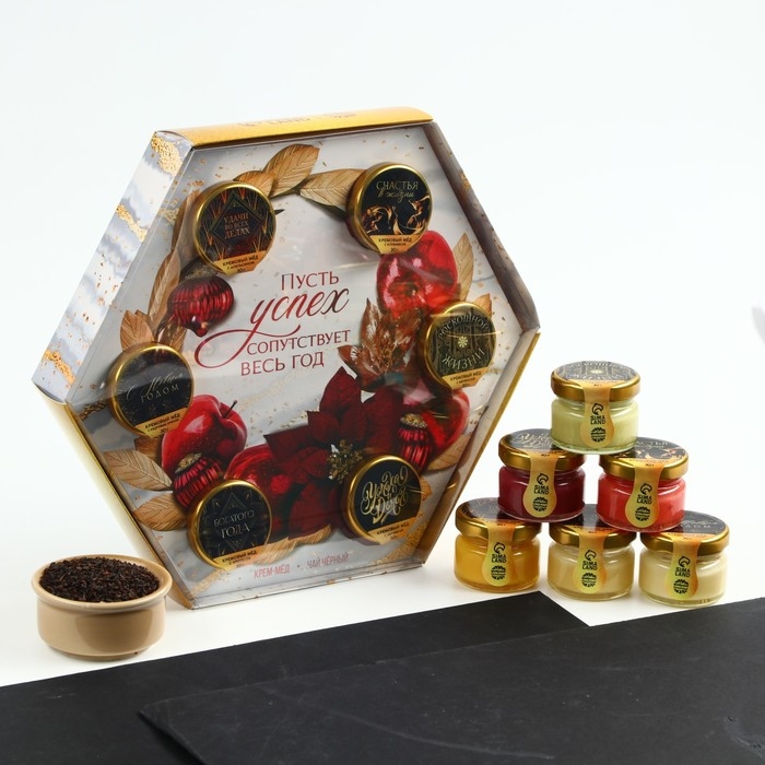 Подарочный набор «Новогодняя роскошь»: чай чёрный 50 г., крем-мёд 6 шт. x 30 г. Подарочный набор «Новогодняя роскошь»: чай чёрный 50 г., крем-мёд 6 шт. x 30 г.