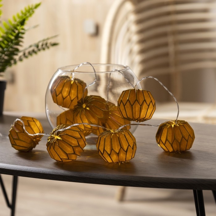 Гирлянда «Нить» 2 м с насадками «Фиолетовый фонарик», IP20, прозрачная нить, 10 LED, батарейки AAх2 (нет в комплекте), свечение тёплое белое Гирлянда «Нить» 2 м с насадками «Фиолетовый фонарик», IP20, прозрачная нить, 10 LED, батарейки AAх2 (нет в комплекте), свечение тёплое белое