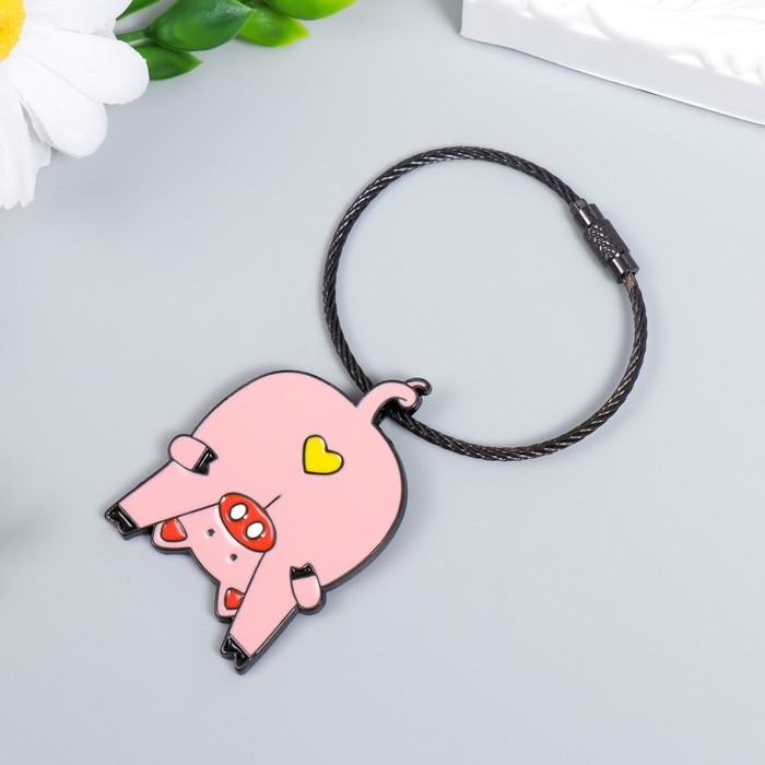 Брелок металл на тросе Брелок металл на тросе "Поросёнок, сердечко на попе" эмаль 5,1х3,5 см