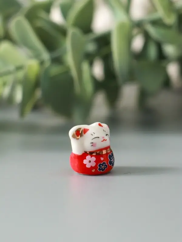 Фигурка керамика &laquo;Манэки-нэко с веером и в цветах&raquo;, 1.2&times;0.6&times;1.5 см, МИКС