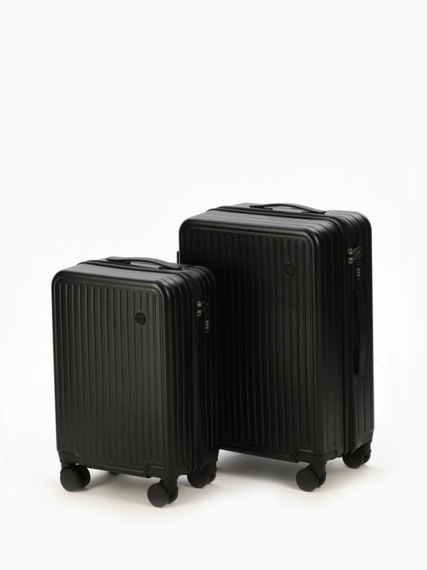 Чемодан 24 Чемодан 24", PС, 42*27*66, отд на молнии, код замок, 4 колеса, черный