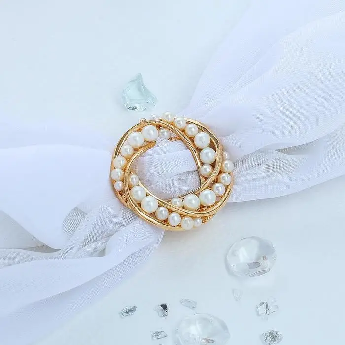 Зажим для платка &laquo;Жемчужный круг&raquo;, белый в золоте