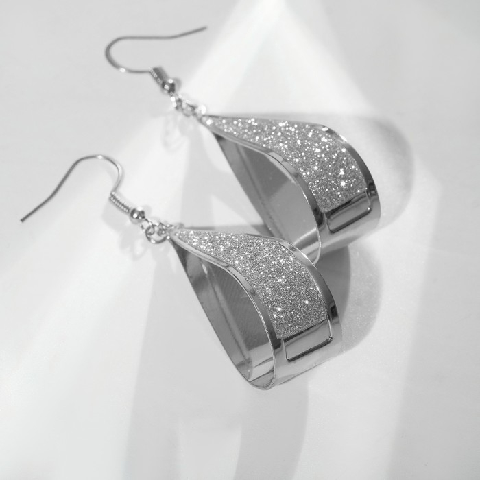 Серьги висячие "Волна" дуга, цвет белый в серебре, 7см