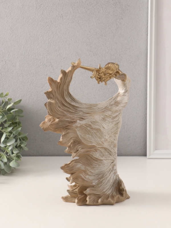 Сувенир полистоун  Сувенир полистоун "Свобода. Девушка в летящем платье" бежевый 21х14х30,5 см