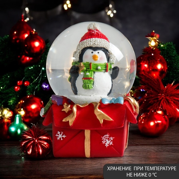 Сувенир полистоун водяной шар Сувенир полистоун водяной шар "Пингвинчик на подарке" 4,5х4,5х6,5 см